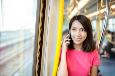 İçinde tren bölme cep telefonu kullanan kadın