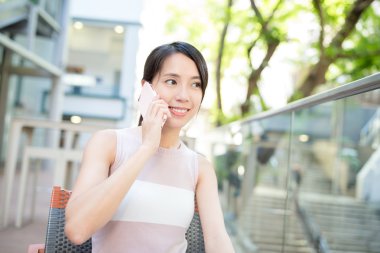 Asyalı kadın cep telefonunda söz