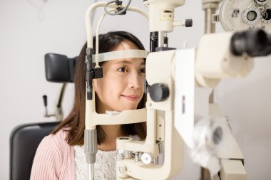 Kadının göz testi optik Kliniği yapması