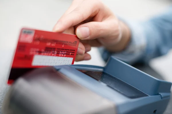 Tarjeta de crédito deslizante mano en la tienda — Foto de Stock