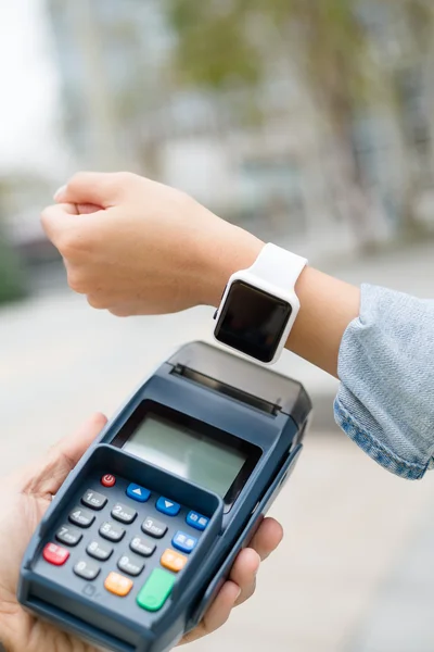 Woman paying the bill by smart watch — Stock Photo, Image