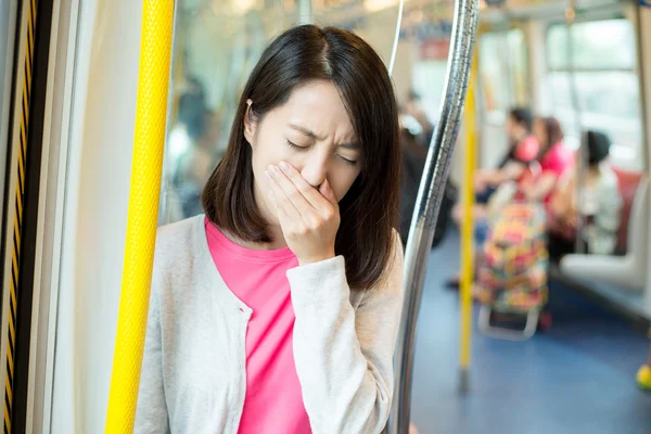 電車の中の病気に苦しむ女性 — ストック写真