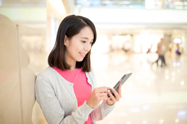 Aziatische vrouw met behulp van mobiele telefoon — Stockfoto