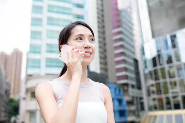 Kvinna som chattar på mobiltelefon — Stockfoto