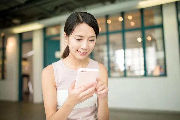 Vrouw met mobiele telefoon — Stockfoto