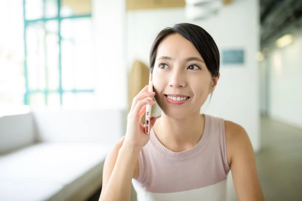 Kvinna som chattar på mobiltelefon — Stockfoto