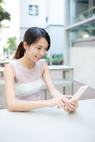 Femme utilisant un téléphone mobile au café extérieur — Photo