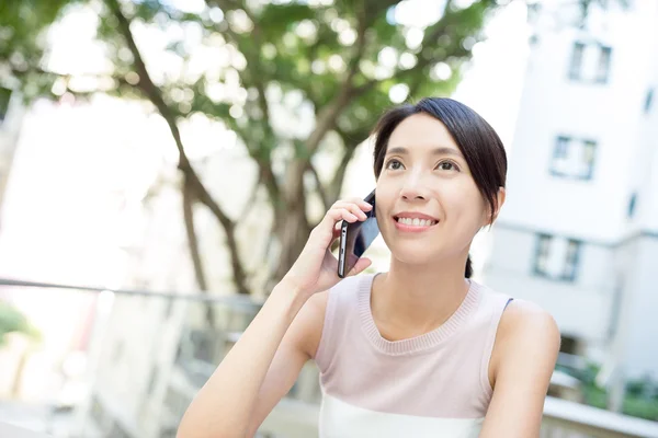 Asiatico donna parlando su cellulare — Foto Stock