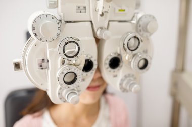 Kadının göz testi optik Kliniği yapması