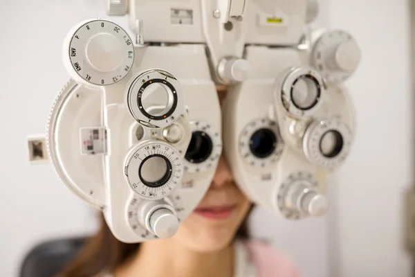 Žena, která dělá oční test Oční klinice — Stock fotografie