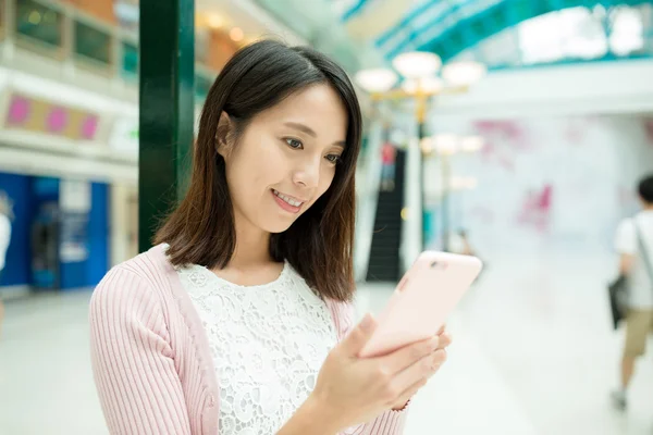 Aziatische vrouw met behulp van mobiele telefoon — Stockfoto