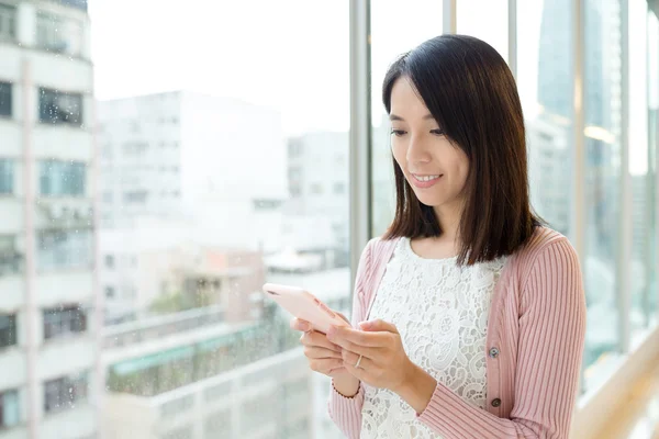 Mulher enviando SMS no celular — Fotografia de Stock