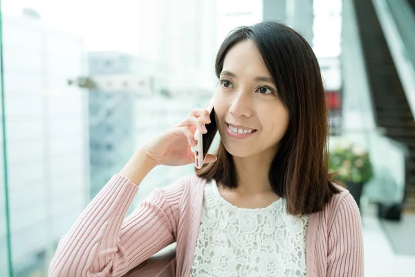 Asiatisk kvinna talar i mobiltelefon — Stockfoto