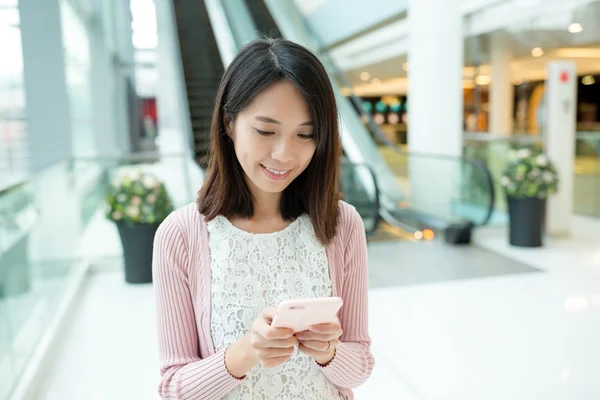 Aziatische vrouw met behulp van mobiele telefoon — Stockfoto