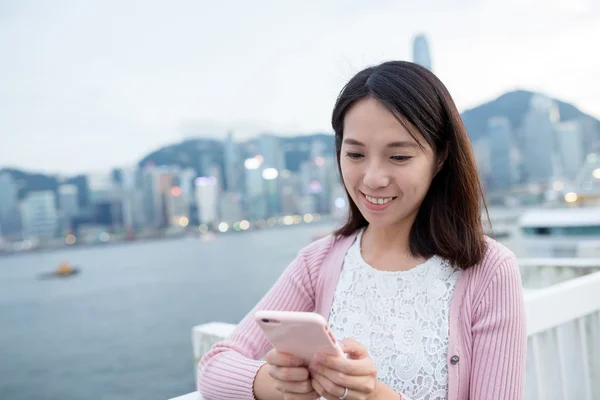 Frau benutzte Handy — Stockfoto