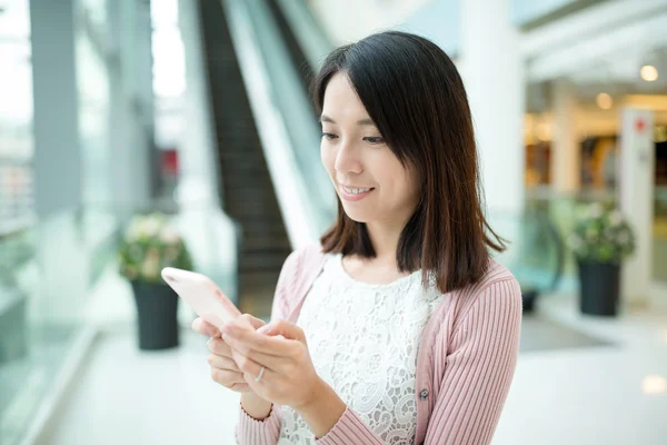 Aziatische vrouw met behulp van mobiele telefoon — Stockfoto