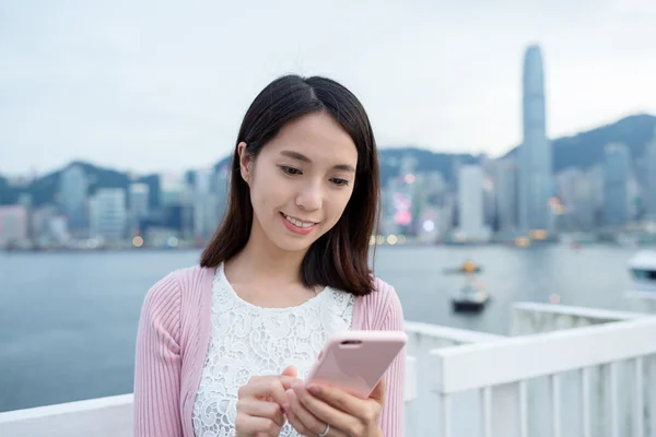 Mujer usando teléfono móvil —  Fotos de Stock