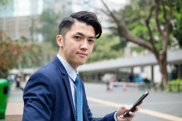 Junge asiatische Geschäftsmann in Business-Anzug — Stockfoto