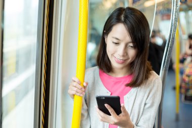 Asyalı genç kadın cep telefonu kullanarak