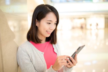 cep telefonu kullanan kadın