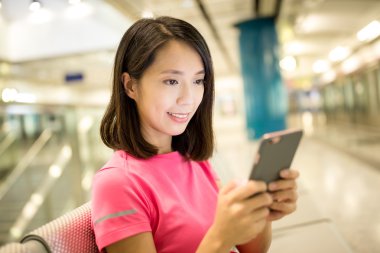 Cep telefonu kullanan Asyalı kadın.