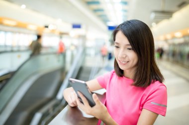 Cep telefonu kullanan Asyalı kadın.