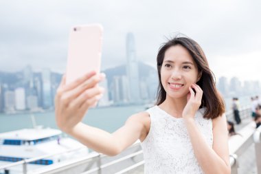 selfie tarafından cep telefonu alarak kadın