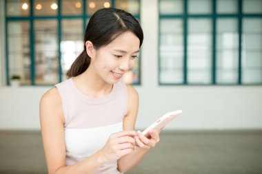 Cep telefonu kullanan kadın