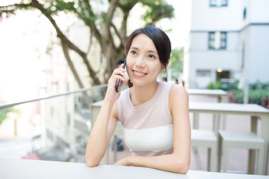 Asyalı kadın cep telefonunda söz