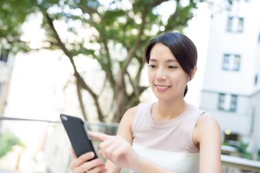 Cep telefonu kullanan Asyalı kadın.