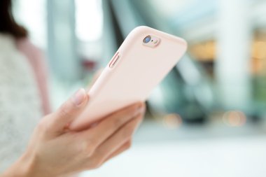 Cep telefonu kullanan kadın