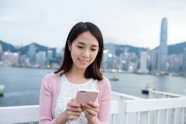 cep telefonu açık, kullanan kadın