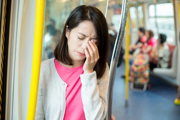 Asiatische junge Frau leidet unter Kopfschmerzen — Stockfoto