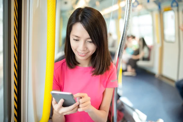 Asiático jovem mulher usando celular — Fotografia de Stock