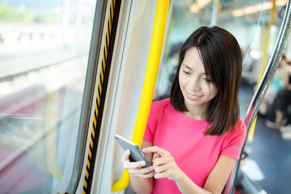 Азіатський молодій жінці за допомогою мобільного телефону — стокове фото