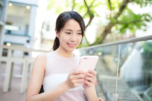 Asiatisk kvinna som använder mobiltelefon — Stockfoto