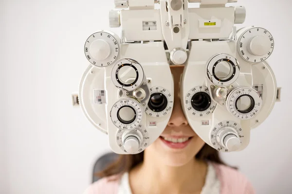Mujer haciendo pruebas oculares en clínica óptica —  Fotos de Stock