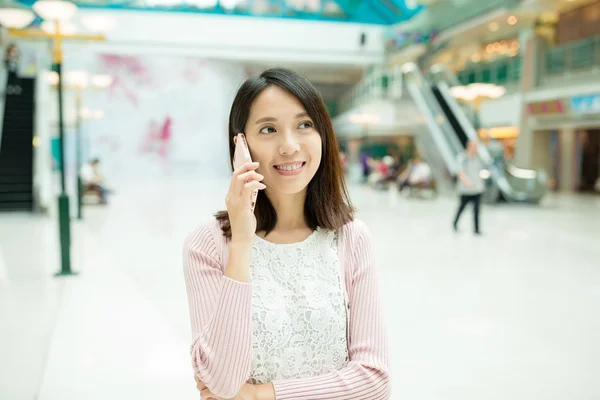 아시아 여자 휴대 전화 통화 — 스톡 사진