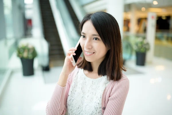 Asiatisk kvinna talar i mobiltelefon — Stockfoto