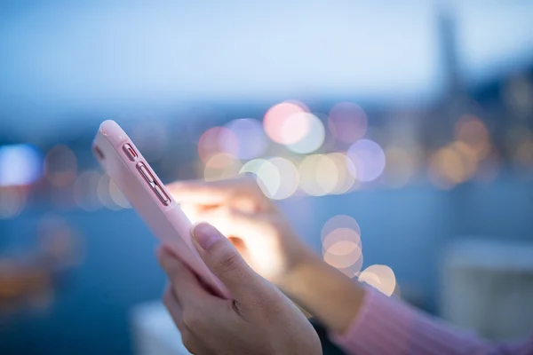 Женские руки с помощью смартфона — стоковое фото