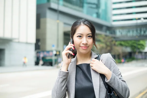 Junge asiatische Geschäftsfrau in Business-Anzug — Stockfoto