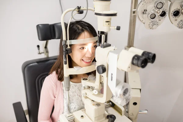 Kvinnan gör synundersökning i optiska klinik — Stockfoto