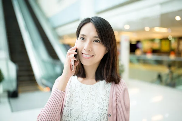 Ung kvinna chattar på mobiltelefon — Stockfoto