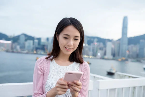 Frau benutzt Handy im Freien — Stockfoto