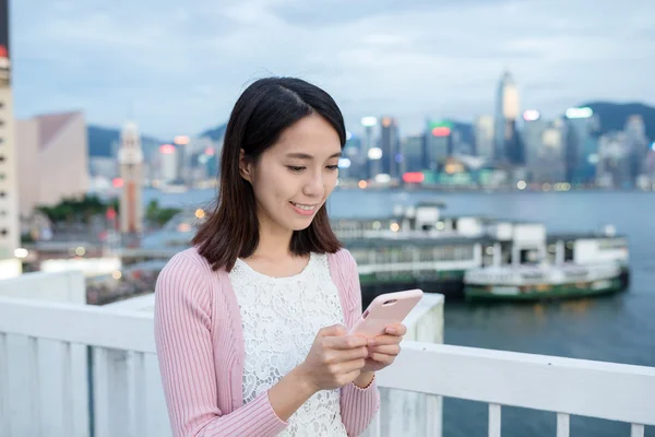 在室外使用手机的女人 — 图库照片