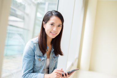 cep telefonu kullanan genç kadın