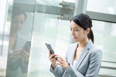 iş takım elbiseli genç Asyalı işkadını