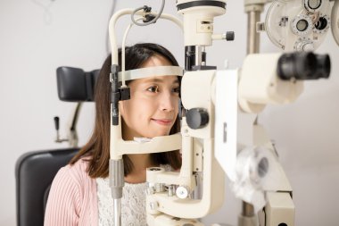 Kadının göz testi optik Kliniği yapması
