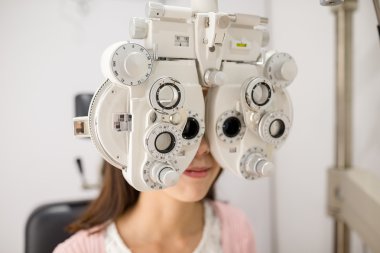 Kadının göz testi optik Kliniği yapması