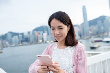 cep telefonu açık, kullanan kadın